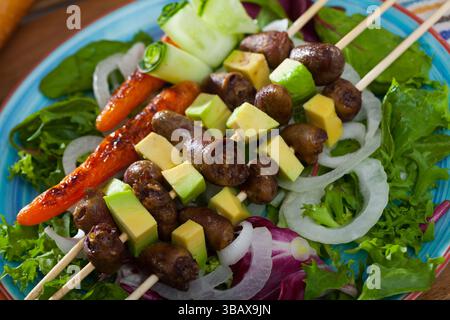 Brochettes de cœurs de poulet avec avocat Banque D'Images