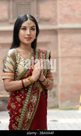 Une belle femme chinoise habillée en Sari népalais traditionnel. Photo prise sur la place Durbar à Katmandou, Népal. Banque D'Images