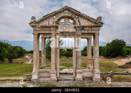 Gros plan du tétrapylone, mettant en évidence ses détails architecturaux fins, symbole de la grandeur cérémonielle romaine à Aphrodisias. Banque D'Images