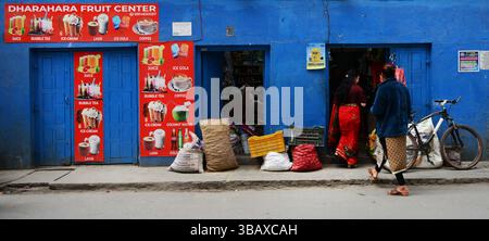 Un bâtiment bleu coloré dans le quartier de Thamel à Katmandou, au Népal. Banque D'Images