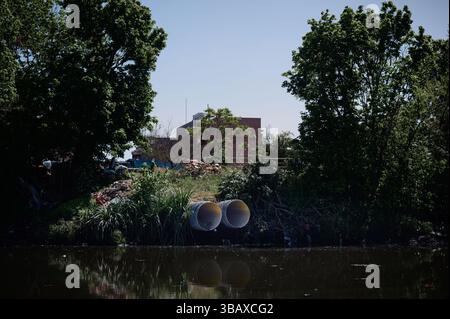 Buenos Aires, Buenos Aires, Argentine. 1er novembre 2022. Par mauvais temps, l'eau polluée provenant de grandes conduites d'égout s'écoule sans relâche dans la rivière Riachuelo de la Matanza dans la province Argentine de Buenos Aires. (Crédit image : © Igor Wagner/ZUMA Press Wire) USAGE ÉDITORIAL SEULEMENT ! Non destiné à UN USAGE commercial ! Banque D'Images