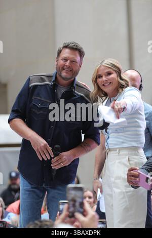 NEW YORK, NY - 13 MAI 2025 : la star de la musique country Blake Shelton se produit en direct sur NBCS Today Show au Rockefeller Center dans le cadre de la série de concerts du matin. Les fans ont rempli la plaza tôt le matin pour voir Sheltons set haute énergie, qui comprenait des tubes de son dernier album et les favoris des fans. La performance faisait partie de la célébration continue de la musique live au cœur de Manhattan. Photo : Giada Papini Rampelotto/EuropaNewswire Banque D'Images