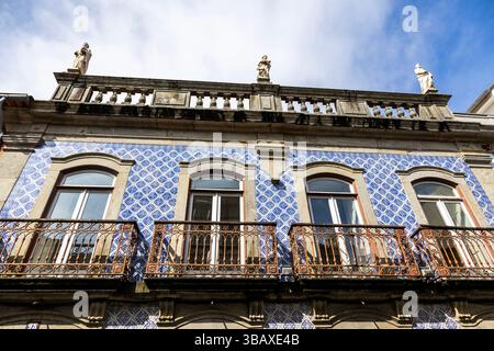Vue d'un bâtiment patrimonial avec la façade recouverte des célèbres carreaux de céramique de style portugais appelés azulejos, à Viana do Castelo, Portugal Banque D'Images