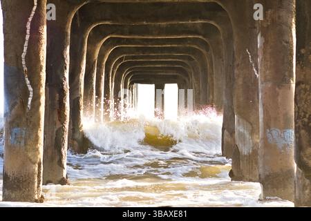 Les vagues se brisent sous la jetée de Manhattan Beach Banque D'Images
