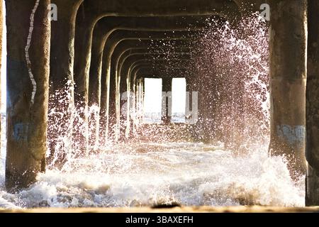 Les vagues se brisent sous la jetée de Manhattan Beach Banque D'Images