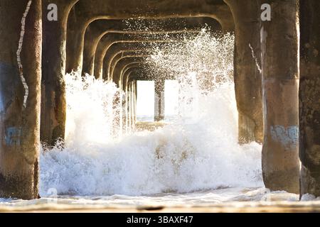 Les vagues se brisent sous la jetée de Manhattan Beach Banque D'Images