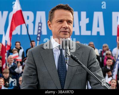 Cracovie, Pologne. 13 mai 2025. Rafal Trzaskowski, maire de Varsovie et candidat à la présidence de la Pologne du parti de la plate-forme civique, qui détient le gouvernement, s'adresse au public lors du rassemblement électoral sur la place du marché principal. Rafal Trzaskowski mène les enquêtes mais sans majorité claire. Le premier tour des élections aura lieu le 18 mai et Rafal Trzaskowski devrait passer au second tour. Crédit : SOPA images Limited/Alamy Live News Banque D'Images