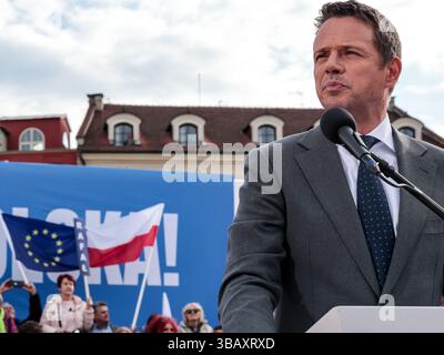 Cracovie, Pologne. 13 mai 2025. Rafal Trzaskowski, maire de Varsovie et candidat à la présidence de la Pologne du parti de la plate-forme civique, qui détient le gouvernement, s'adresse au public lors du rassemblement électoral sur la place du marché principal. Rafal Trzaskowski mène les enquêtes mais sans majorité claire. Le premier tour des élections aura lieu le 18 mai et Rafal Trzaskowski devrait passer au second tour. (Photo de Dominika Zarzycka/SOPA images/Sipa USA) crédit : Sipa USA/Alamy Live News Banque D'Images