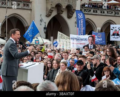 Cracovie, Pologne. 13 mai 2025. Rafal Trzaskowski, maire de Varsovie et candidat à la présidence de la Pologne du parti de la plate-forme civique, qui détient le gouvernement, s'adresse au public lors du rassemblement électoral sur la place du marché principal. Rafal Trzaskowski mène les enquêtes mais sans majorité claire. Le premier tour des élections aura lieu le 18 mai et Rafal Trzaskowski devrait passer au second tour. (Photo de Dominika Zarzycka/SOPA images/Sipa USA) crédit : Sipa USA/Alamy Live News Banque D'Images
