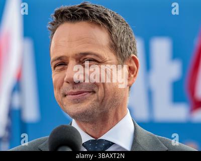 Cracovie, Pologne. 13 mai 2025. Rafal Trzaskowski, maire de Varsovie et candidat à la présidence de la Pologne du parti de la plate-forme civique, qui détient le gouvernement, s'adresse au public lors du rassemblement électoral sur la place du marché principal. Rafal Trzaskowski mène les enquêtes mais sans majorité claire. Le premier tour des élections aura lieu le 18 mai et Rafal Trzaskowski devrait passer au second tour. (Photo de Dominika Zarzycka/SOPA images/Sipa USA) crédit : Sipa USA/Alamy Live News Banque D'Images