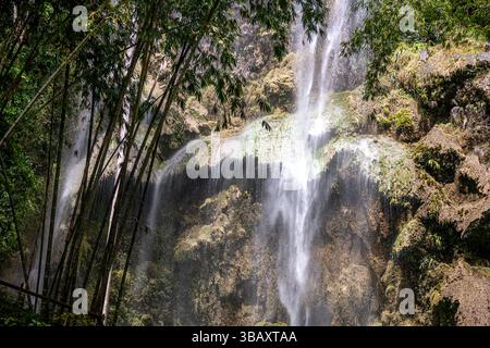 Gros plan sur les magnifiques chutes de Tumalog, Cebu, Philippines. Banque D'Images