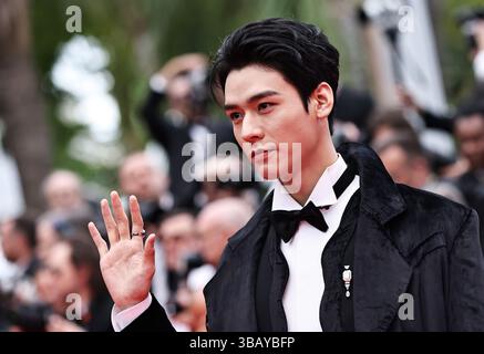 Cannes, France. 13 mai 2025. L’acteur chinois Gong Jun arrive sur le tapis rouge pour la cérémonie d’ouverture de la 78ème édition du Festival de Cannes à Cannes, France, le 13 mai 2025. Crédit : Gao Jing/Xinhua/Alamy Live News Banque D'Images