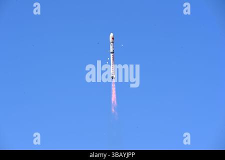 Jiuquan. 14 mai 2025. Une fusée longue Marche-2D transportant une constellation de satellites de calcul spatial décolle du Centre de lancement de satellites de Jiuquan dans le nord-ouest de la Chine le 14 mai 2025. La Chine a lancé mercredi une fusée longue Marche-2D, plaçant une constellation de satellites de calcul spatial dans l'espace. Crédit : Wang Jiangbo/Xinhua/Alamy Live News Banque D'Images