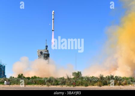 Jiuquan. 14 mai 2025. Une fusée longue Marche-2D transportant une constellation de satellites de calcul spatial décolle du Centre de lancement de satellites de Jiuquan dans le nord-ouest de la Chine le 14 mai 2025. La Chine a lancé mercredi une fusée longue Marche-2D, plaçant une constellation de satellites de calcul spatial dans l'espace. Crédit : Wang Jiangbo/Xinhua/Alamy Live News Banque D'Images