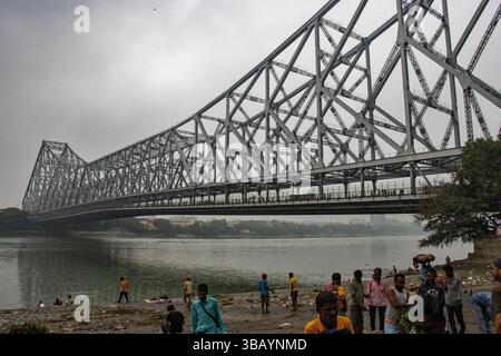 KOLKATA, BENGALE OCCIDENTAL, INDE - 20 FÉVRIER 2024 brume matinale au Mallick Ghat et à la rivière Hoosely ou Ganga près du pont Howrah Banque D'Images