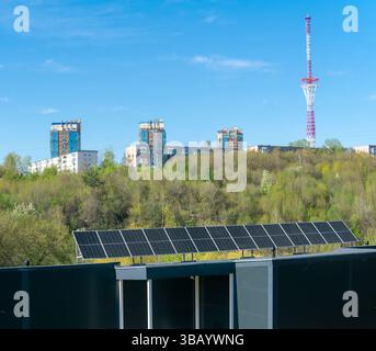 Panneaux solaires installés sur le toit d'un immeuble moderne de la ville Banque D'Images