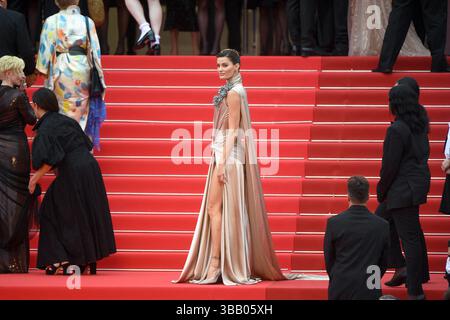 Cannes, France. 13 mai 2025. Le tapis rouge d'ouverture dans le cadre du 78ème Festival de Cannes à Cannes, France, le 12 mai 2025. Photo de Lionel Urman/ABACAPRESS.COMas dans le cadre du 78ème Festival de Cannes, France, le 13 mai 2025. Photo de Lionel Urman/ABACAPRESS.COM crédit : Abaca Press/Alamy Live News Banque D'Images