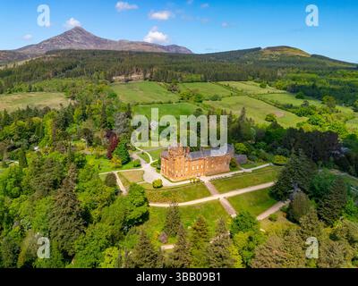 Vue aérienne du château de Brodick, île d'Arran, North Ayrshire, Écosse, Royaume-Uni Banque D'Images