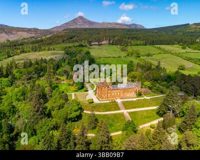Vue aérienne du château de Brodick, île d'Arran, North Ayrshire, Écosse, Royaume-Uni Banque D'Images