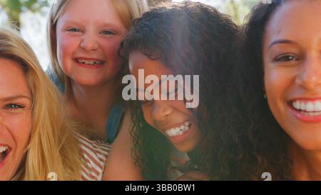 Plein air gros plan Portrait de deux mères avec filles Banque D'Images