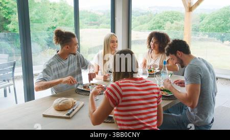 Groupe multiculturel de jeunes amis mangeant dans un restaurant ou un café au Royaume-Uni Lake District Banque D'Images