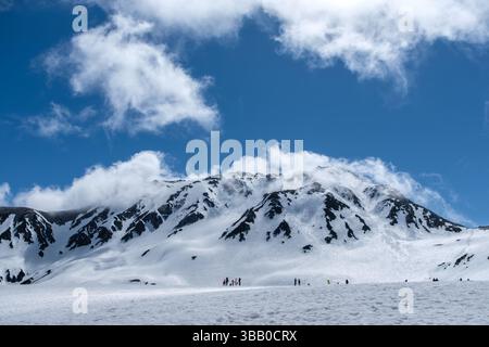 Vue spectaculaire sur la montagne depuis le plateau volcanique de Murodo, route alpine de Tateyama Kurobe, Honshu, Japon Banque D'Images