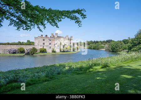Château de Leeds, près de Maidstone, Kent, Royaume-Uni. Vue du château à travers les douves, début mai. Banque D'Images