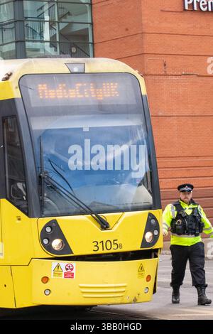 Manchester, Royaume-Uni. 14 mai 2025. Tramway crash Manchester UK. Un tramway est entré en collision avec un taxi dans Lower Moseley Street, ce qui a mis le centre-ville à l'arrêt. Le crash du tramway s'est produit en face de la conférence Biba 2025 Insurance où les membres de la rébellion extinction protestaient à Manchester Central. Manchester. Crédit photo britannique garyroberts/worldwidefeatures.com Banque D'Images
