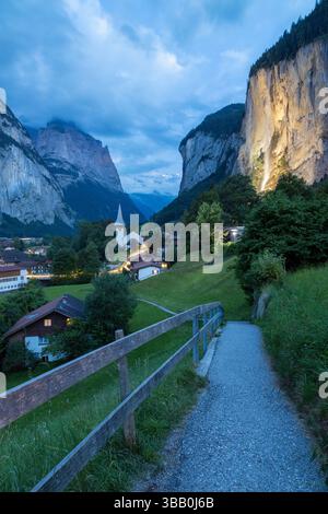 Vue sur le petit village de Lauterbrunnen le soir en été. Lauterbrunnen, Canton de Berne, Suisse, Europe. Banque D'Images