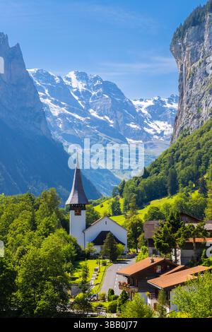 Vue sur le village de Lauterbrunnen en été. Lauterbrunnen, Canton de Berne, Suisse, Europe. Banque D'Images