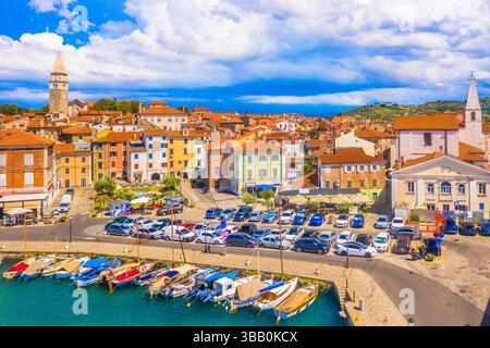 Une belle vue aérienne sur la promenade du front de mer à Izola, Slovénie, avec des bâtiments historiques colorés, et un cadre pittoresque de l'Adriatique Banque D'Images