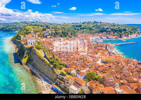 Une vue aérienne imprenable sur Piran, Slovénie, une ville pittoresque sur la côte adriatique, mettant en valeur sa vieille ville médiévale et le charme de la mer Banque D'Images