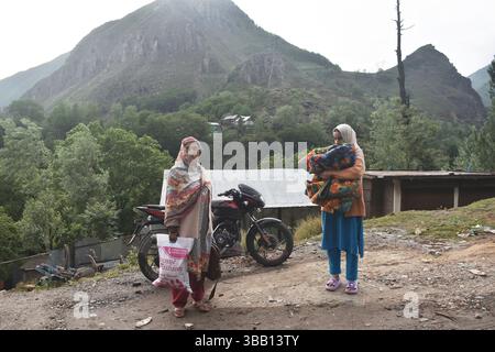 Les villageois indiens attendent leur transport alors qu'ils évacuent après un bombardement d'artillerie pakistanaise de nuit à Uri, à environ 100 km de Srinagar. L’Inde a déclaré le 9 mai qu’elle avait repoussé une vague d’attaques de drones et d’artillerie pakistanaises du jour au lendemain, et Islamabad a insisté sur le fait qu’elle n’avait pas touché de cibles de l’autre côté de la frontière, car le dernier conflit entre les voisins dotés d’armes nucléaires ne montrait aucun signe de censure. Cachemire. Banque D'Images