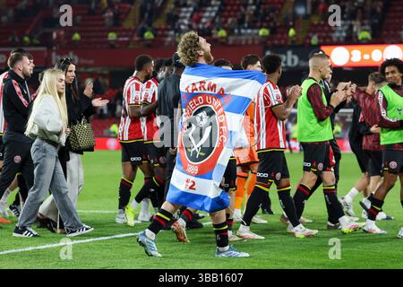 Sheffield, Royaume-Uni. 12 mai 2025. Le milieu de terrain Tom Davies (22 ans) de Sheffield United avec le drapeau de George Baldock Starman pendant le Sheffield United FC contre Bristol City FC Skybet EFL Championship Play-Off 2nd Leg à Bramall Lane, Sheffield, Angleterre, Royaume-Uni le 12 mai 2025 crédit : Phil Duncan/Every second Media crédit : Every second Media/Alamy Live News Banque D'Images