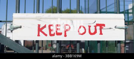 Panneau d'interdiction d'entrée peint à la main sur une porte UK Banque D'Images