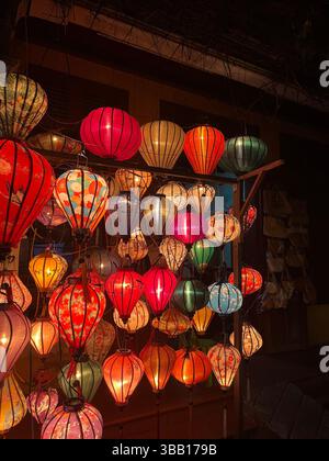 Lanternes traditionnelles colorées exposées la nuit à Hoi an, Vietnam. Une scène de rue dynamique capturant le charme, la culture et l'art de cette ville Banque D'Images