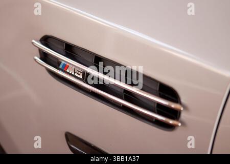 Rome, italie 10 mai 2025 : gros plan sur le logo emblématique de la bmw m5, mettant en valeur les performances, le luxe et le pedigree de course Banque D'Images