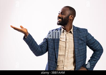 Portrait d'homme d'affaires heureux et prospère. Homme noir en costume d'affaires est votre texte, produit ou annonce. Banque D'Images
