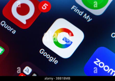 Mexico, MEXIQUE - 14 mai 2025 : gros plan d'un smartphone affichant l'icône de l'application Google parmi d'autres applications populaires. Banque D'Images