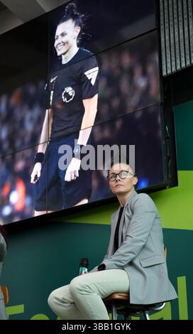 L'ancienne arbitre de football Rebecca Welch lors de sa cérémonie d'intronisation au Hall of Fame au National Football Museum de Londres. Date de la photo : mardi 12 novembre 2024. Banque D'Images