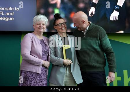 L'ancienne arbitre de football Rebecca Welch pose avec son prix et ses parents lors de sa cérémonie d'intronisation au Hall of Fame au National Football Museum de Londres. Date de la photo : mardi 12 novembre 2024. Banque D'Images
