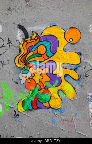 Street art Montmartre : pâte de blé colorée découpée sur la rue André Antoine dans le 18ème arrondissement de Paris, France Banque D'Images