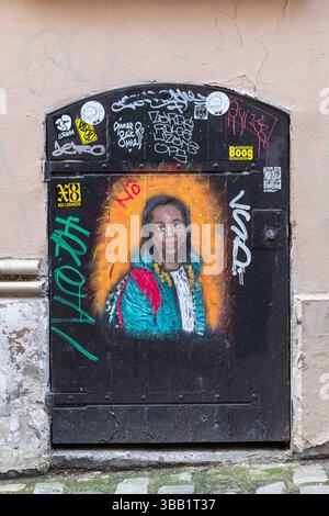 Rue Montmartre équipée Graffiti mural de Nô sur la porte de cave Rue André Antoine dans le 18ème arrondissement de Paris, France. Banque D'Images