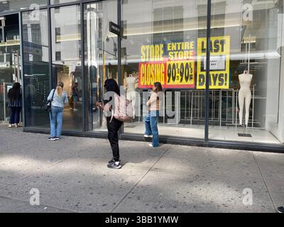 Le magasin Forever 21 dans le quartier Herald Square à New York est décoré de pancartes annonçant leur dernier jour, le mardi 29 avril 2025. Forever 21 a de nouveau déposé une demande de protection contre la faillite et est en train de liquider ses activités. (© Frances M. Roberts) Banque D'Images