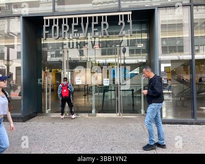 Le magasin Forever 21 dans le quartier Herald Square à New York est décoré de pancartes annonçant leur dernier jour, le mardi 29 avril 2025. Forever 21 a de nouveau déposé une demande de protection contre la faillite et est en train de liquider ses activités. (© Frances M. Roberts) Banque D'Images