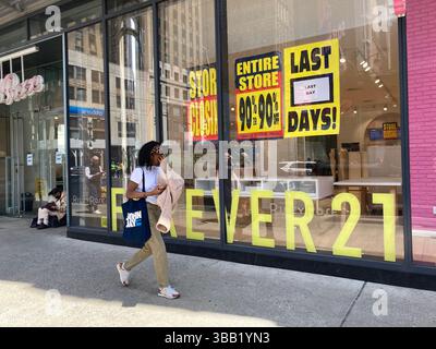 Le magasin Forever 21 dans le quartier Herald Square à New York est décoré de pancartes annonçant leur dernier jour, le mardi 29 avril 2025. Forever 21 a de nouveau déposé une demande de protection contre la faillite et est en train de liquider ses activités. (© Frances M. Roberts) Banque D'Images