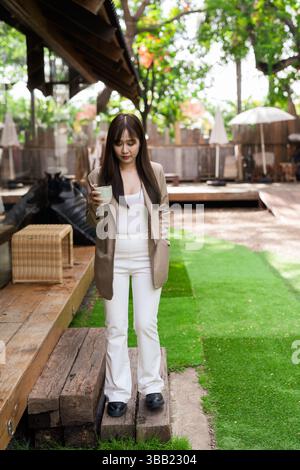 Portrait d'une jeune femme asiatique dans un café Banque D'Images