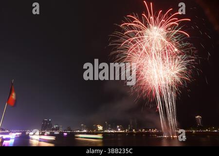 Phnom Penh. 14 mai 2025. Des feux d'artifice pour célébrer le 72ème anniversaire du roi cambodgien Norodom Sihamoni sont photographiés à Phnom Penh, au Cambodge, le 14 mai 2025. Crédit : Sovannara/Xinhua/Alamy Live News Banque D'Images