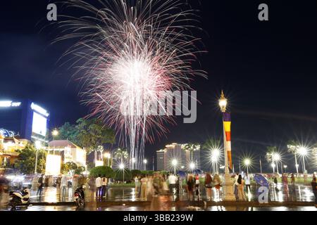 Phnom Penh. 14 mai 2025. Des feux d'artifice pour célébrer le 72ème anniversaire du roi cambodgien Norodom Sihamoni sont photographiés à Phnom Penh, au Cambodge, le 14 mai 2025. Crédit : Sovannara/Xinhua/Alamy Live News Banque D'Images