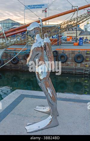 Oslo, Norvège - 30 octobre 2016 : Statue argentée de plongeur avec bouteilles et palmes à Fjord Dock Pier après-midi d'automne dans la capitale. Banque D'Images